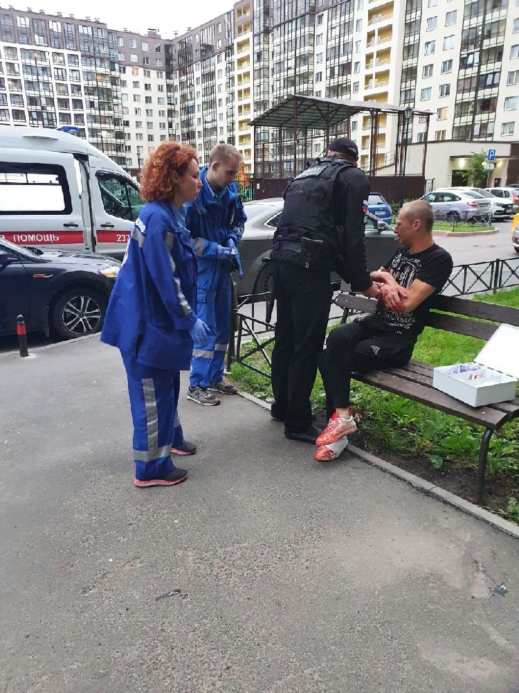 Пьяного мужчину задержали в парадной Пьяного мужчину задержали в парадной