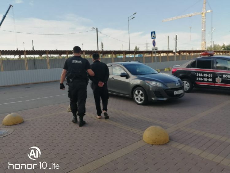 Подозрительный мужчина на детской площадке Подозрительный мужчина на детской площадке