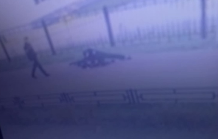 Подозрительный тип у школы