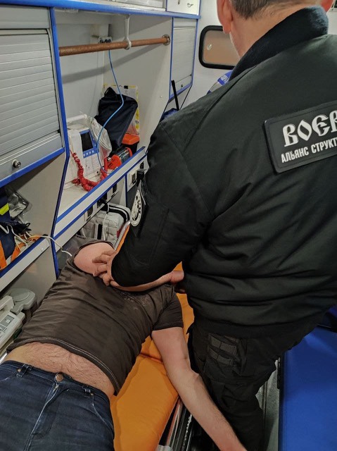 Наркоман на остановке 