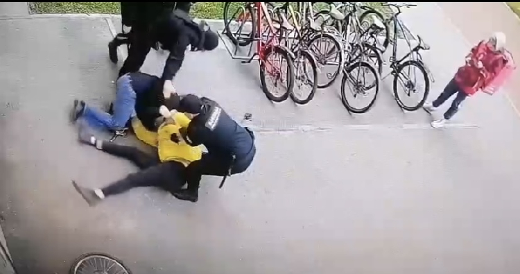 Битва между велосипедистом и жителем ЖК