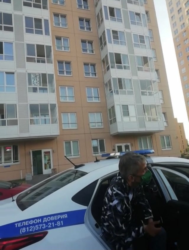 Наркоман на территории ЖК