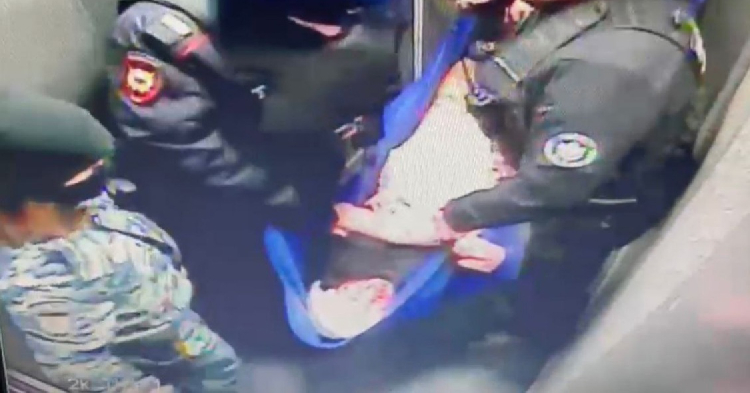 Избитый мужчина в парадной ЖК