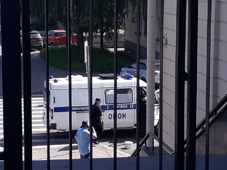 Подозрительный предмет на территории жилого комплекса Подозрительный предмет на территории жилого комплекса