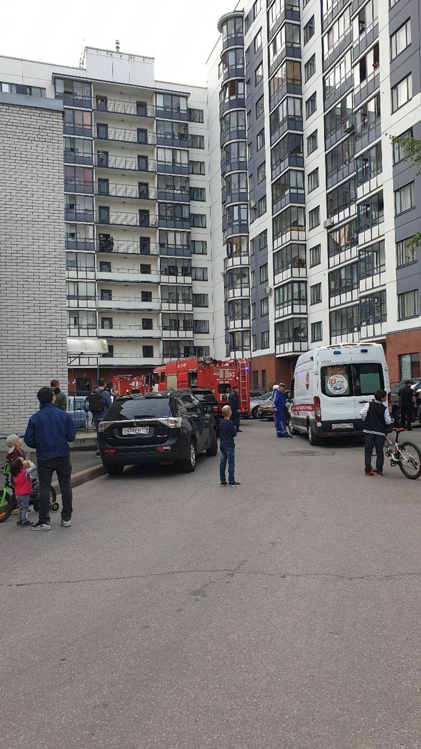 Дамы решили покурить на балконе Дамы решили покурить на балконе